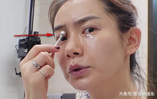 戚薇|如何做到眼部白嫩无细纹？看看戚薇涂眼霜方法，网友：白涂10年！
