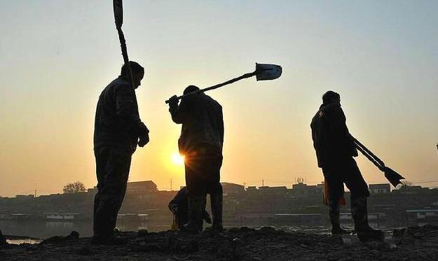 广西发现绝世珍宝，却被村民抢砸精光，总理听说后气得说了几个字