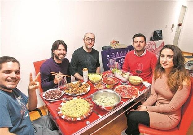 外国人在中国过年是什么感受？老外：根本无法入睡