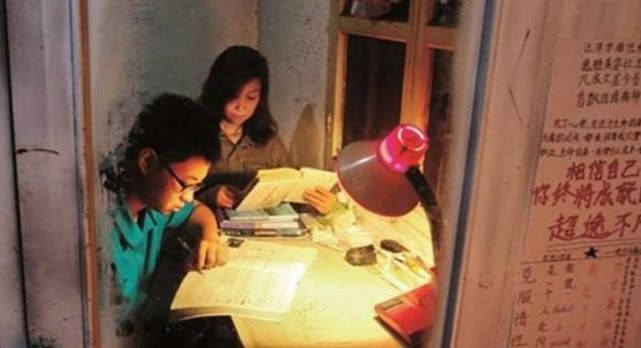 儿子高考302分，家长摆“升学宴”，亲朋：不嫌丢人？