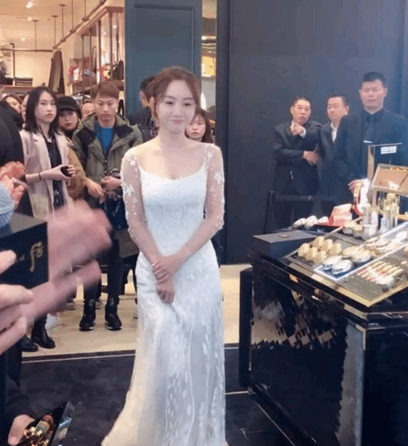 杨蓉|把演员当兼职的女星，连颁奖都不去，出道17年被称为“最懒女星”！