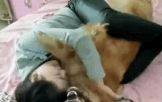 女孩醉酒抱着狗不撒手, 一觉醒来床单有血！她当时就蒙了