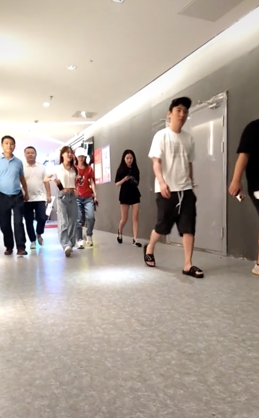 没看上的？网友偶遇“王思聪穿拖鞋”带三位美女同行，不让拍照脸色不好
