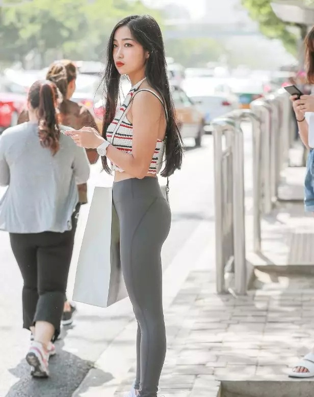 街拍：怪不得那么多小姐姐都喜欢穿健身裤 原来效果这么好！