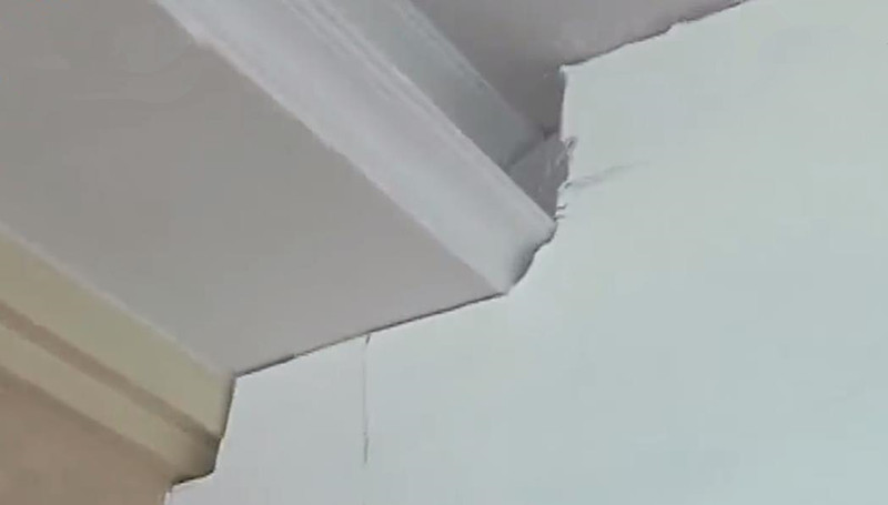 群租墙倒了，美女穿着单薄跑出房间，被男室友撞个正怀：没脸见人