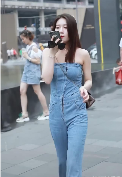 摄影：我怀疑她是怎么上洗手间的？