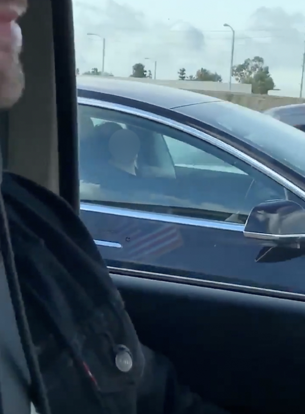 特斯拉司机高速睡了半小时，车自己开了48公里，网友：不要