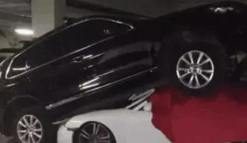 车位被100万 保时捷 霸占 主人做了一个动作 这技术厉害了 娱乐资讯 娱乐新闻网 车位被100万 保时捷 霸占 主人做了一个动作 这技术厉害了 娱乐资讯 娱乐新闻网