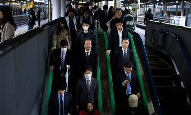 实拍日本街头，年轻人夜晚狂欢，白天街头变成“墓地”