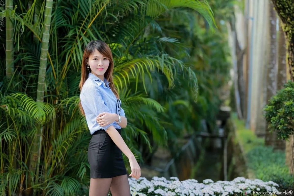 时尚摄影：绿色密林中 不同的性感色系的小姐姐（超高清）