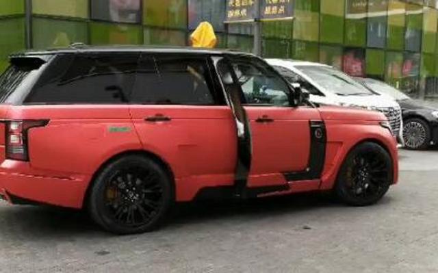 北京偶遇路虎揽胜，下来一位女子，网友：路虎护娇女