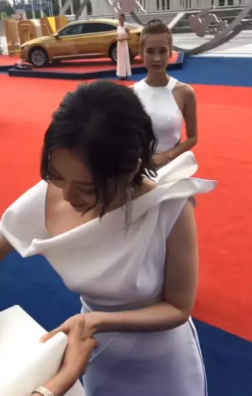 尴尬了张靓颖！一袭白裙参加活动，却被身后“礼仪小姐”彻底抢镜！