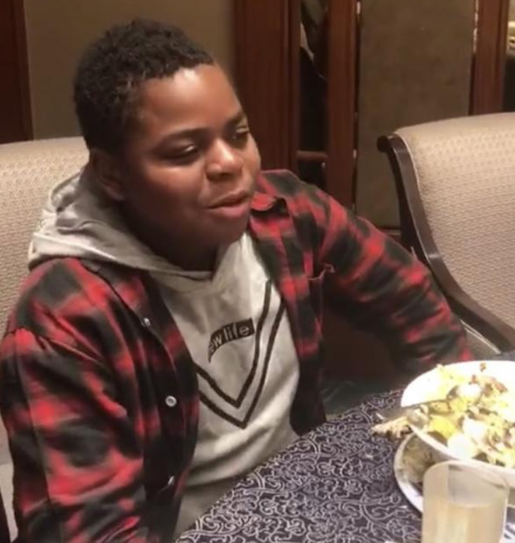 吴京干儿子膨胀了？开敞篷宾利逛街，网友：吴京改变了他的命运