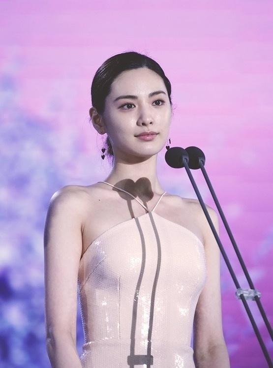 林珍娜|“世界第一美女”到底长啥样?穿人鱼裙美到犯规,堪称行走的乳胶娃娃