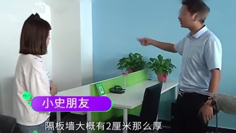 群租墙倒了，美女穿着单薄跑出房间，被男室友撞个正怀：没脸见人