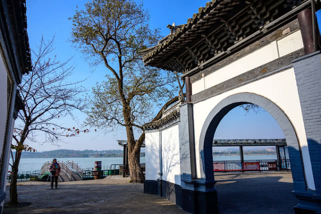 广东最该“勒紧裤腰带”的城市，一线房价、二线消费、三线工资