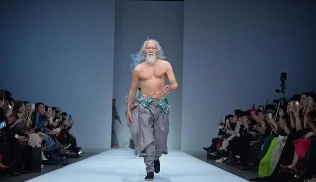 被称为“最帅大爷”，82岁一身肌肉，76岁妻子美腿勾人~