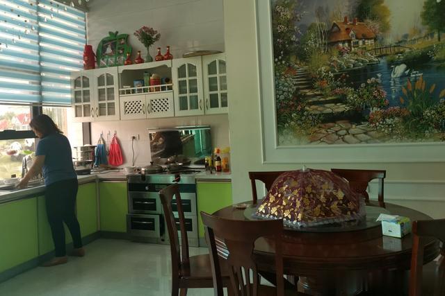 退休夫妻回农村过浪漫生活，40万元改造土窑洞变豪宅，看啥样