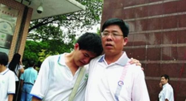 儿子高考302分，家长摆“升学宴”，亲朋：不嫌丢人？