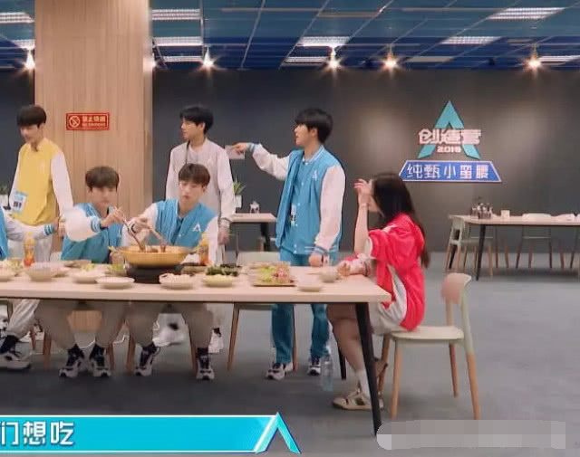 迪丽热巴解锁新坐姿，女生的腿果然不一般，网友直呼沦陷了！