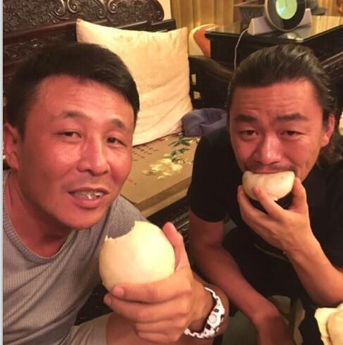 李冰冰|堪称“酒鬼”的10位明星，李冰冰90秒喝瓶白酒，他靠喝酒赢辆车