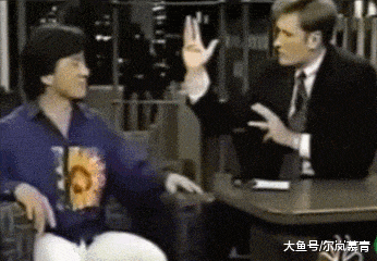 任嘉伦|节目中的“失控场面”，何炅愤然离席，他直接一脚飞踹主持人