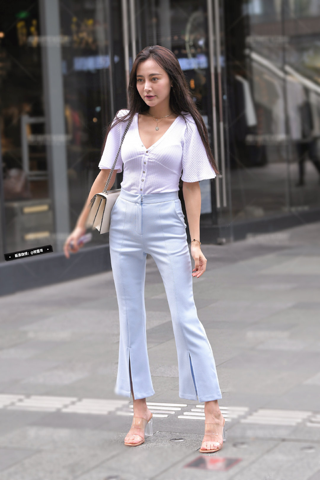 街拍: 花轻似梦，雨细如愁，小姐姐美爆了