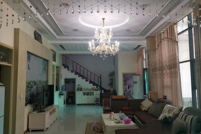 退休夫妻回农村过浪漫生活，40万元改造土窑洞变豪宅，看啥样