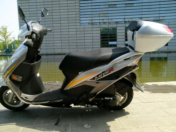 铃木可靠耐用的110cc合资踏板，性能不输125，油耗仅2L，6600元