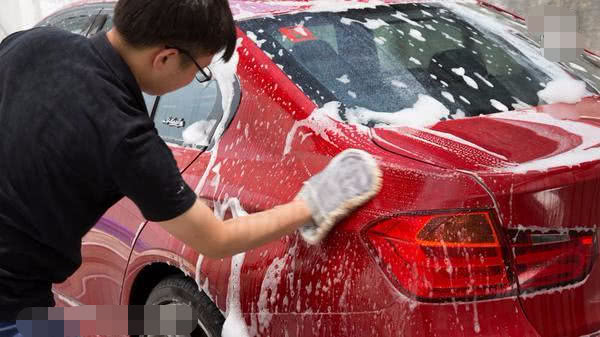 再就是有的店里,为了节省成本都是把洗车液换成洗衣液.