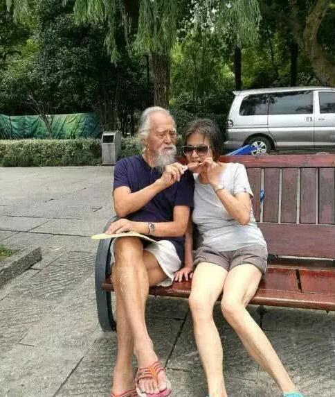 被称为“最帅大爷”，82岁一身肌肉，76岁妻子美腿勾人~