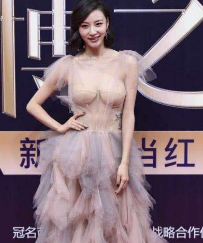 有种“性感”叫陈雅婷的“透视装”，明明一丝不露，看得人心脏砰砰跳