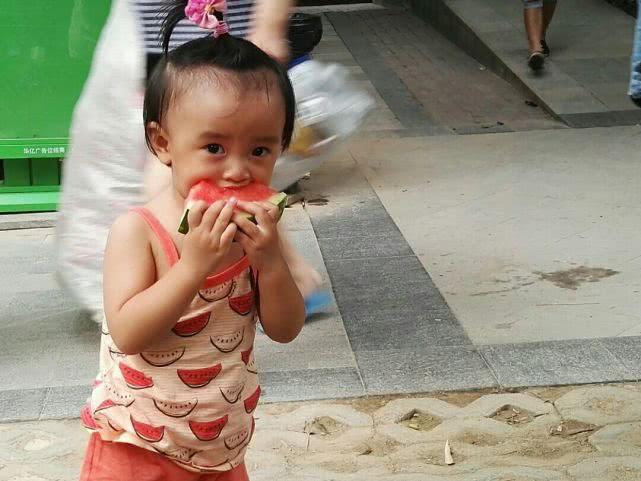 4岁女儿半夜尿床, 被母亲关厕所罚站4小时后倒地身亡