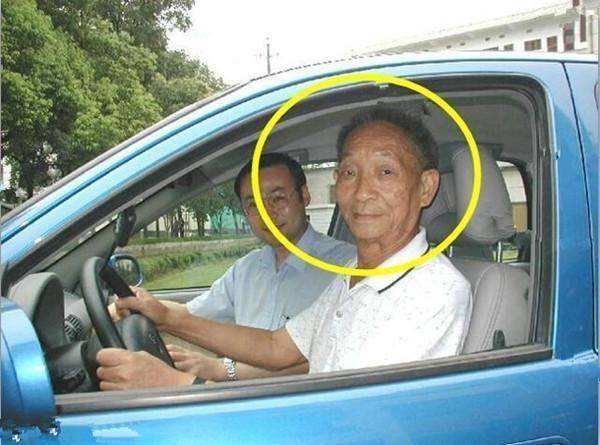 “荣誉驾照”全球只有两本：一个颁给袁隆平，另一个属于她