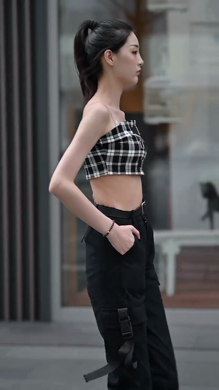 气场大就是自信，大爷都忍不住多看了一眼！