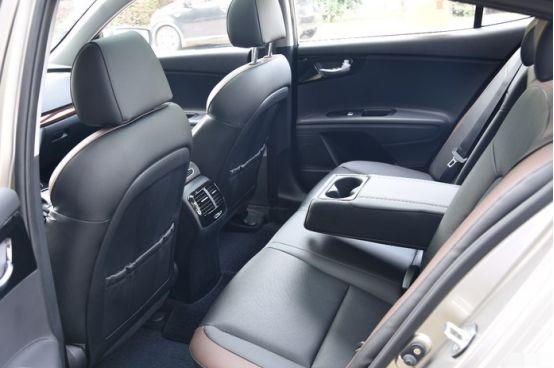 还准备提钱去买凯美瑞吗？这车1.8L配6AT仅12.88万，比迈腾还漂亮