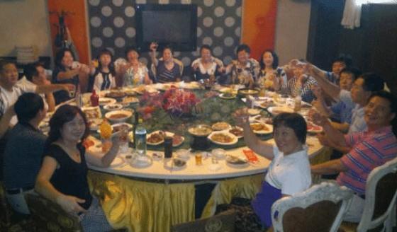 同学聚会有13名女生, 班主任到场后转身离开, 班主任: 完全待不下去！