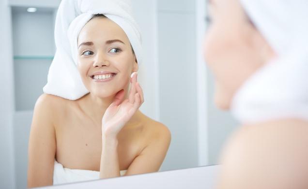 李佳琦随手晒出的平价精华液，没想到遭网友疯抢，被称为平价兰蔻