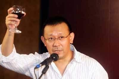 李冰冰|堪称“酒鬼”的10位明星，李冰冰90秒喝瓶白酒，他靠喝酒赢辆车