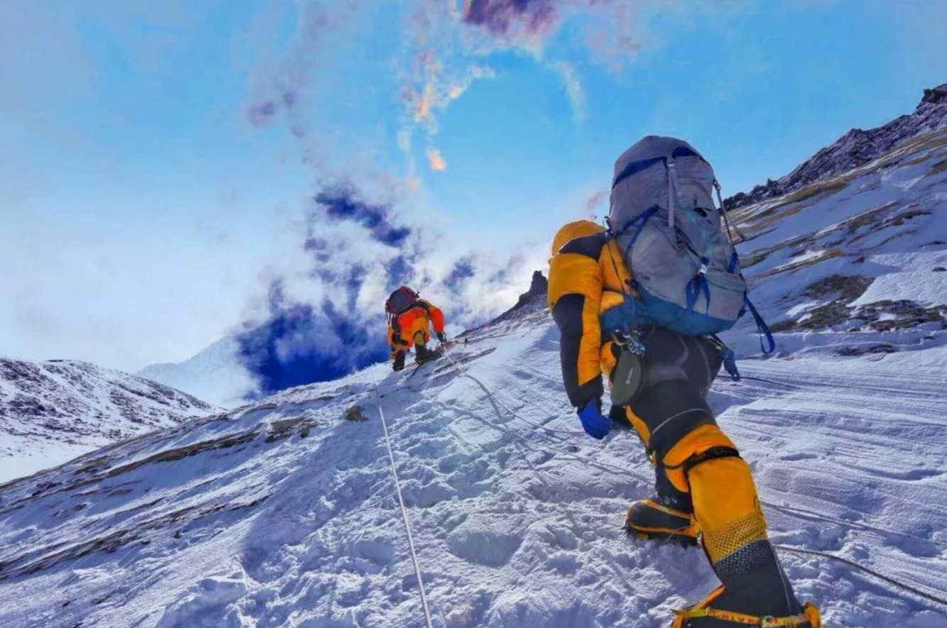 珠穆朗玛峰是世界第一高峰,位于中国和尼泊尔边境线上.