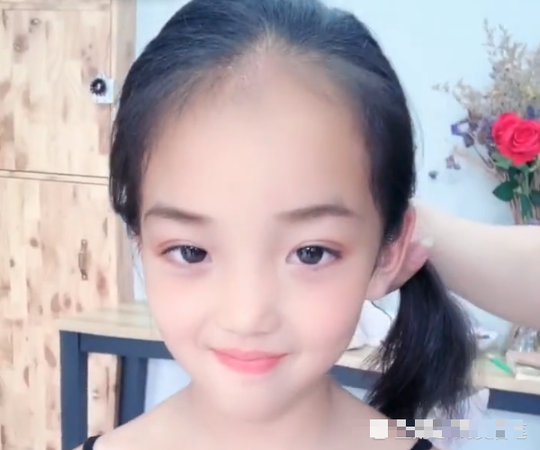 女孩 小学生将长发剪掉后，头发的价值让成年女生羡慕，网友：接受不了