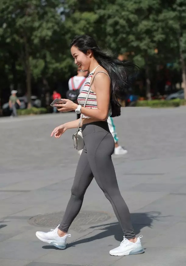 街拍：怪不得那么多小姐姐都喜欢穿健身裤 原来效果这么好！