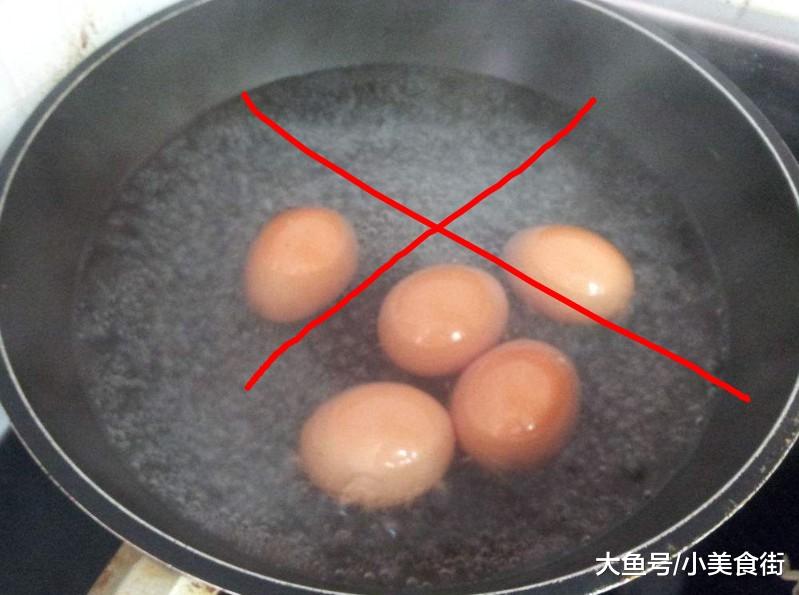 煮鸡蛋时，别直接放水里，学会这样做，鸡蛋营养无细菌，蛋壳一碰就掉