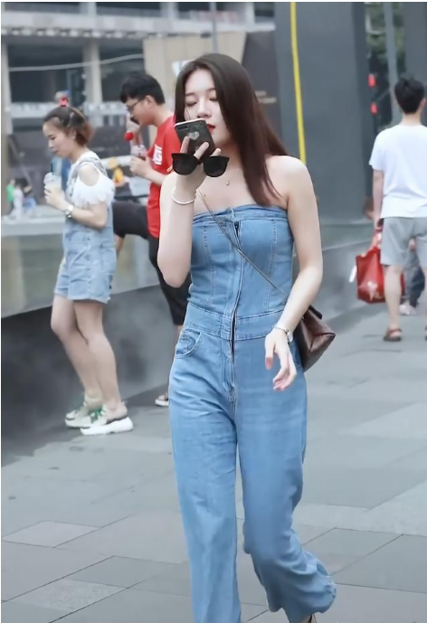 摄影：我怀疑她是怎么上洗手间的？