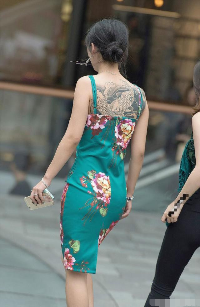 摄影：少妇“豪放”的穿搭，没人管管？