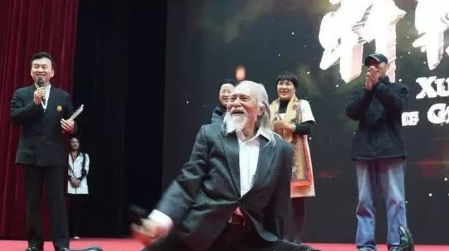 被称为“最帅大爷”，82岁一身肌肉，76岁妻子美腿勾人~