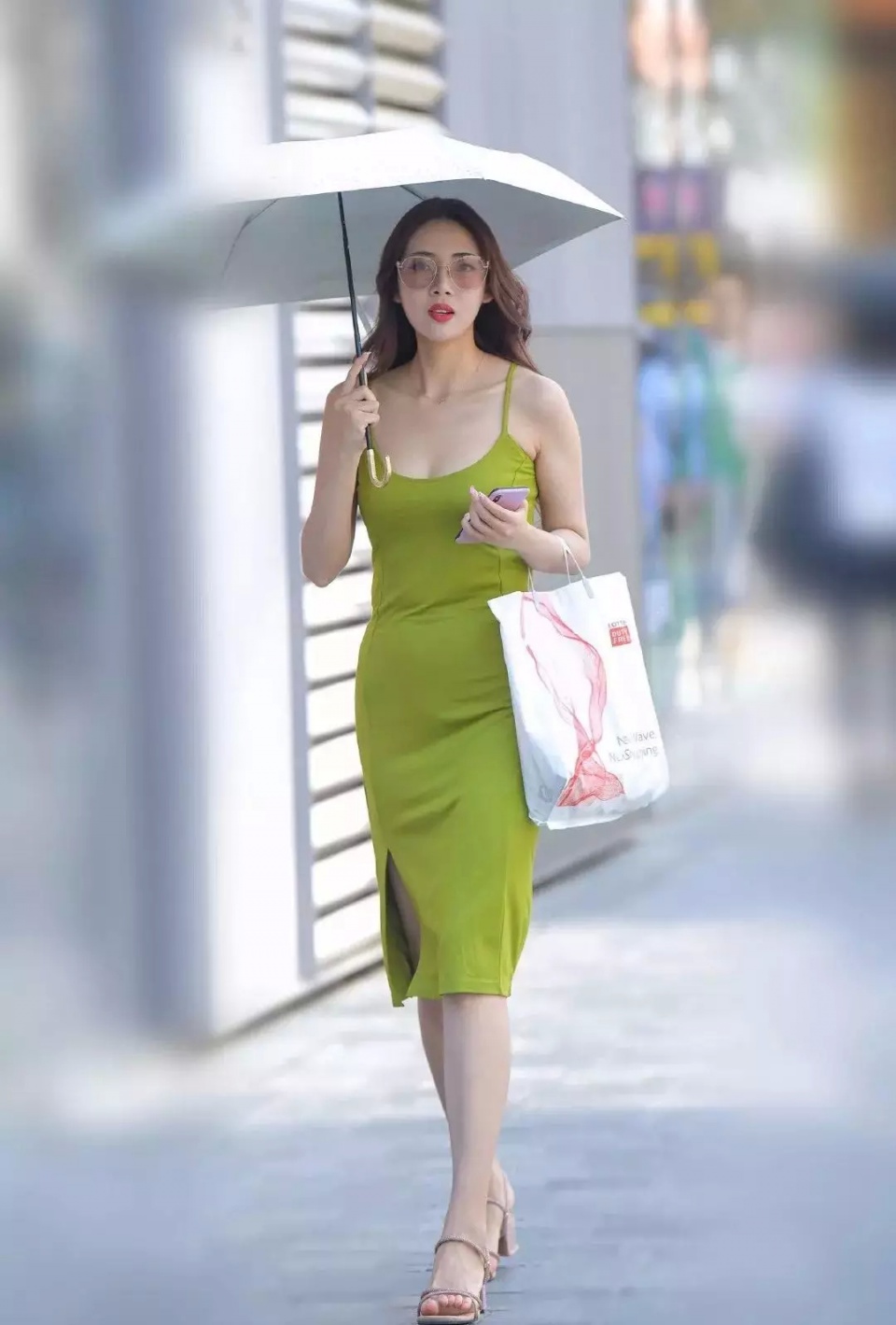 街拍：要想生活过的去身上必须带点绿 小姐姐美爆了