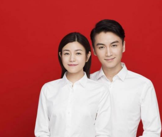 在拍结婚照的时候也统一的是女前男后的站位站着,面对镜头的两人,夫妻