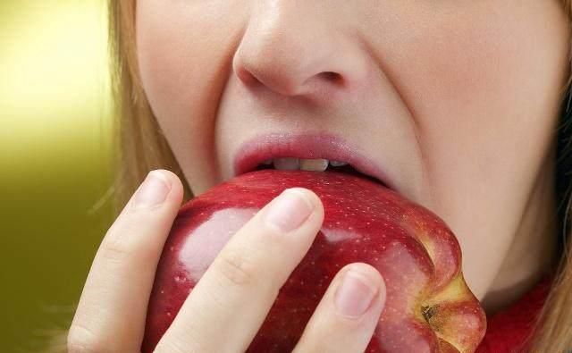 怀孕期间婆婆天天逼着吃苹果，孩子出生后，邻居：是亲生的吗？