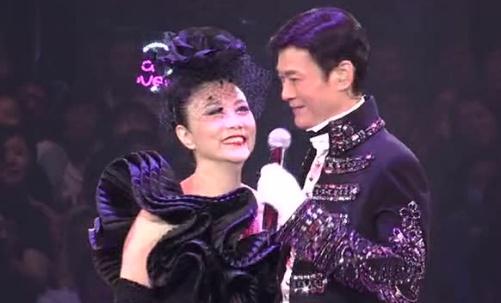 72岁的“张无忌”拥着72岁的“赵敏”拍照：缘分40年，弹指一挥间